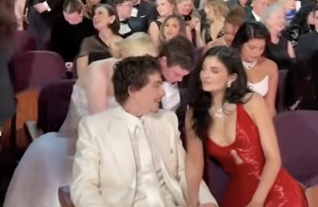 Lip reader ‘reveals’ Kylie Jenner’s furious eight word warning to Timothée Chalamet at Oscars – The Hook news