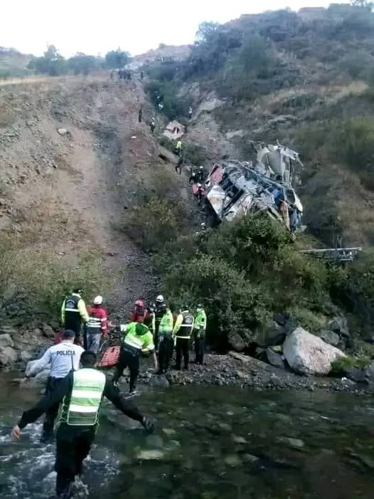 BREAKING NEWS At least 23 dead after bus falls into a chasm in… – story-veterans.com